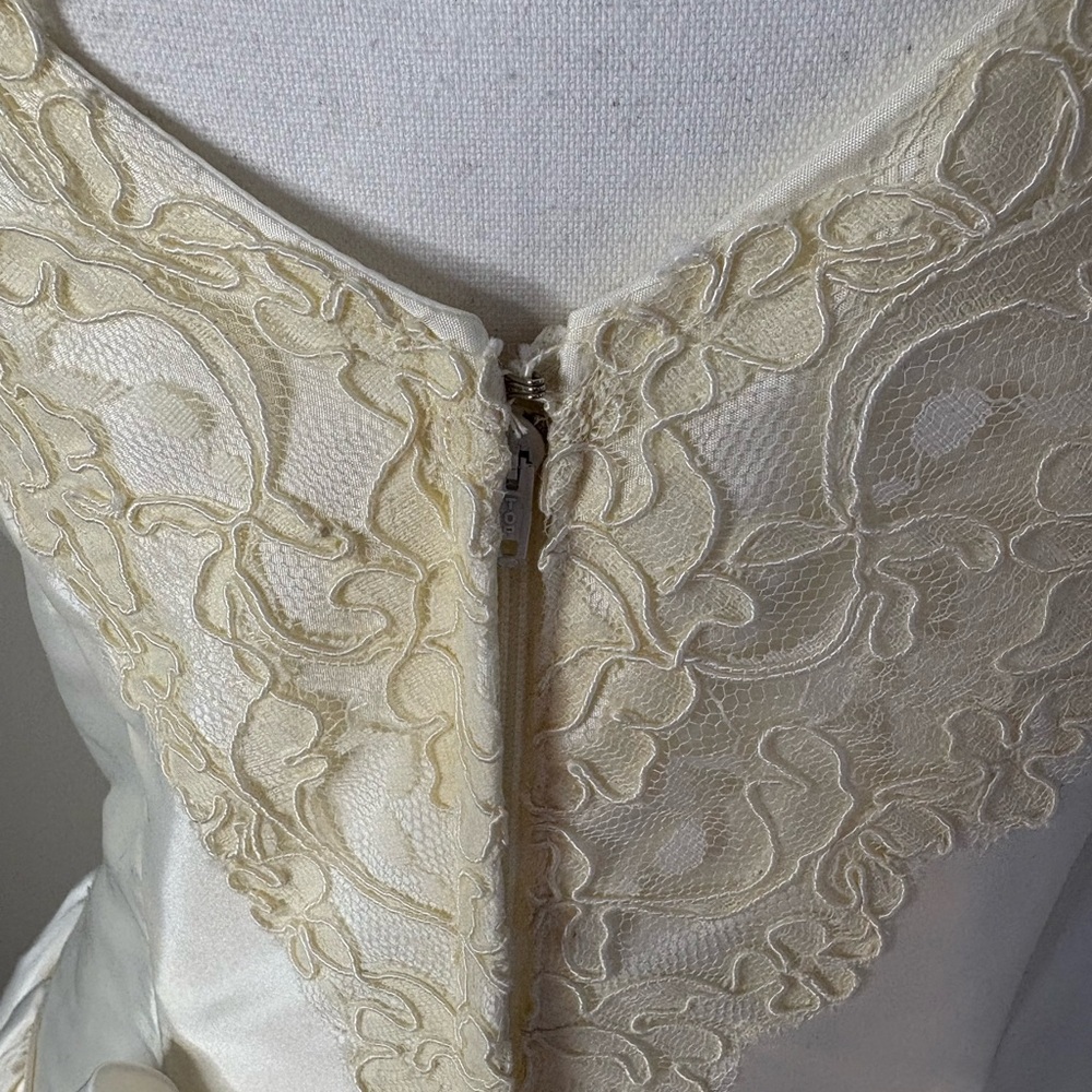 White Satin Look Wedding Dress with Romantic Lace Details. Vintage. Size 8 - Picture 7 of 16
